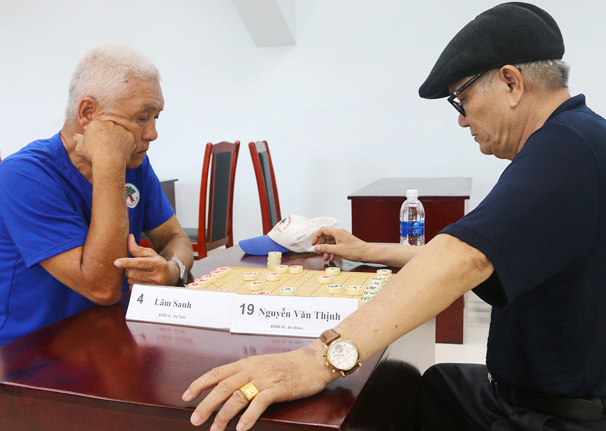 Người cao tuổi thường xuyên tham gia thi đấu cờ tướng, vừa giải trí lành mạnh vừa tăng tình đoàn kết.
